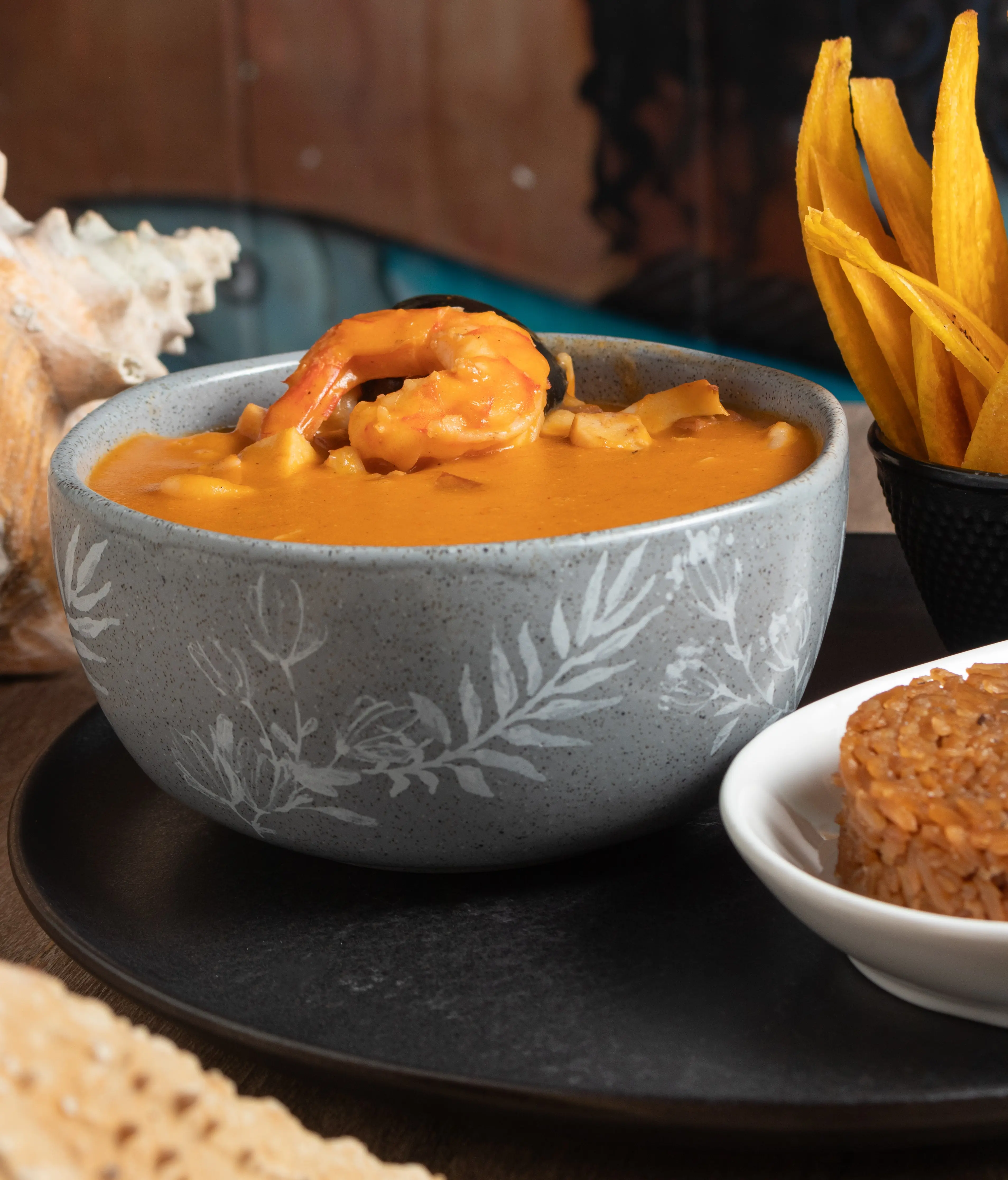 Interior del restaurante Pescador con mesas y ambiente acogedor