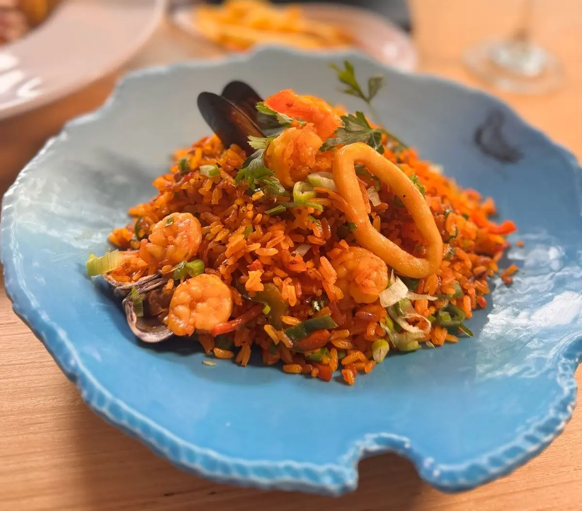 Arroz con mariscos servido en Pescador Puerto Azul